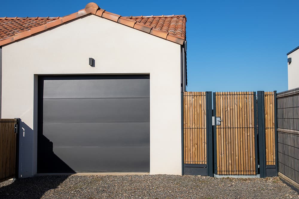 ¿Qué es una puerta de garaje seccional y para qué sirven?