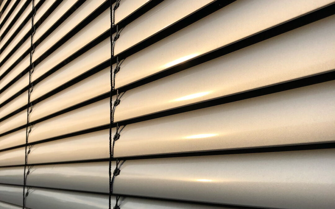 Cómo las persianas de aluminio pueden proporcionar privacidad y control de luz
